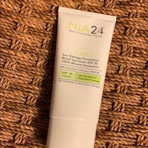 NIA24 30 SPF Sunscreen